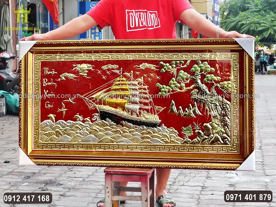 Nền tranh được sơn đỏ v&ocirc; c&ugrave;ng nổi bật